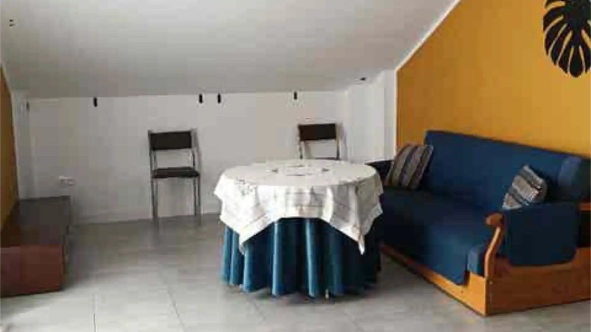 Wohnzimmer von Dachboden zur Miete in Huelma mit Terrasse