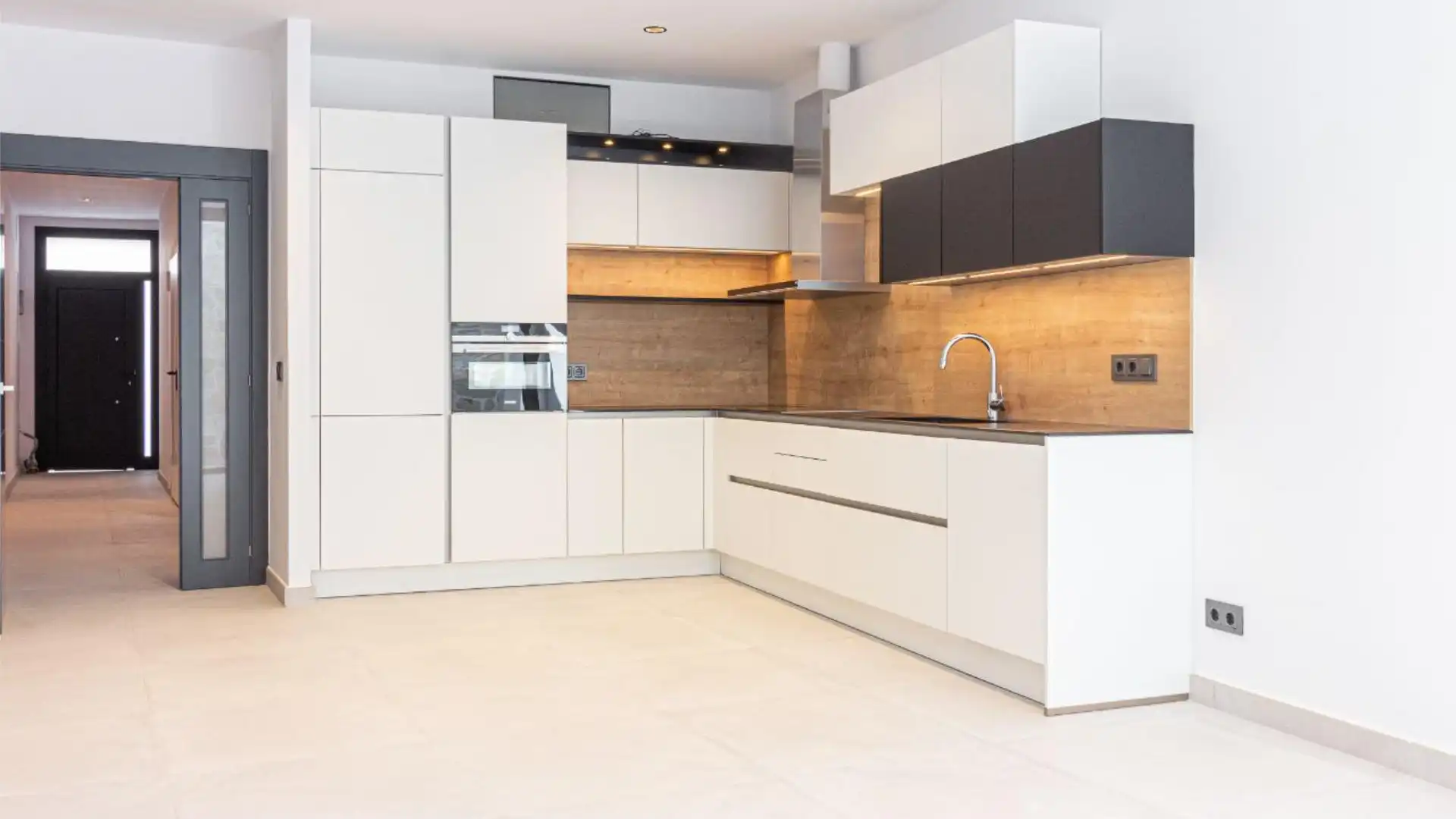 Küche von Einfamilien-Reihenhaus zum Verkauf in Badalona mit Klimaanlage, Terrasse und Balkon