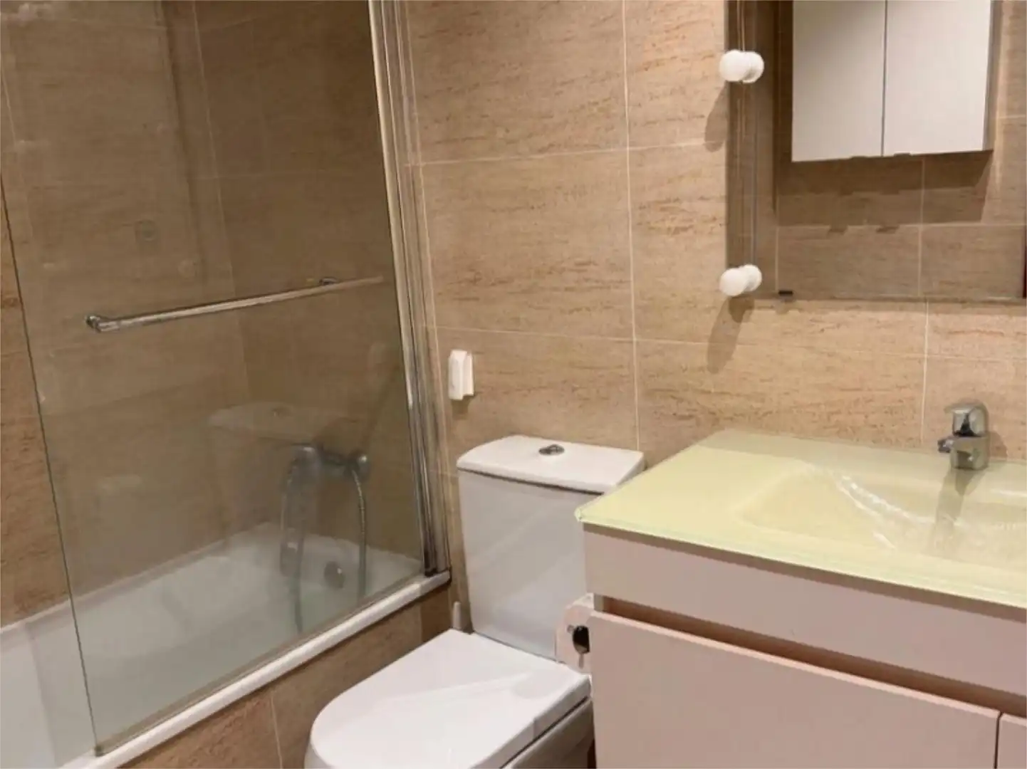 Wohnung zur Miete in Calle Palencia, 23, Las Tres Cruces Badezimmer von Wohnung zur Miete in Armilla mit Klimaanlage, Heizung und Parkett