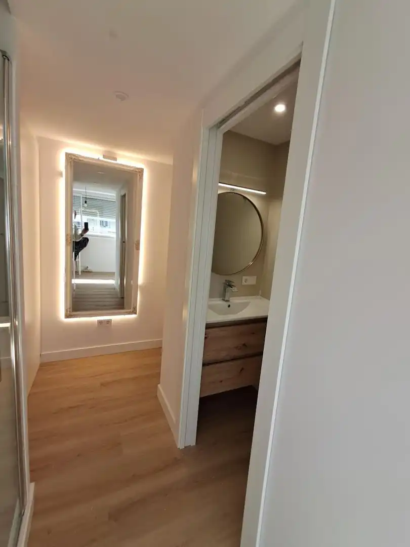 Flat for rent in Avenida Duque de Ahumada, Playa Bajadilla - Puertos Bathroom of Flat for rent in Marbella with Air Conditioner, Heating and Parquet flooring