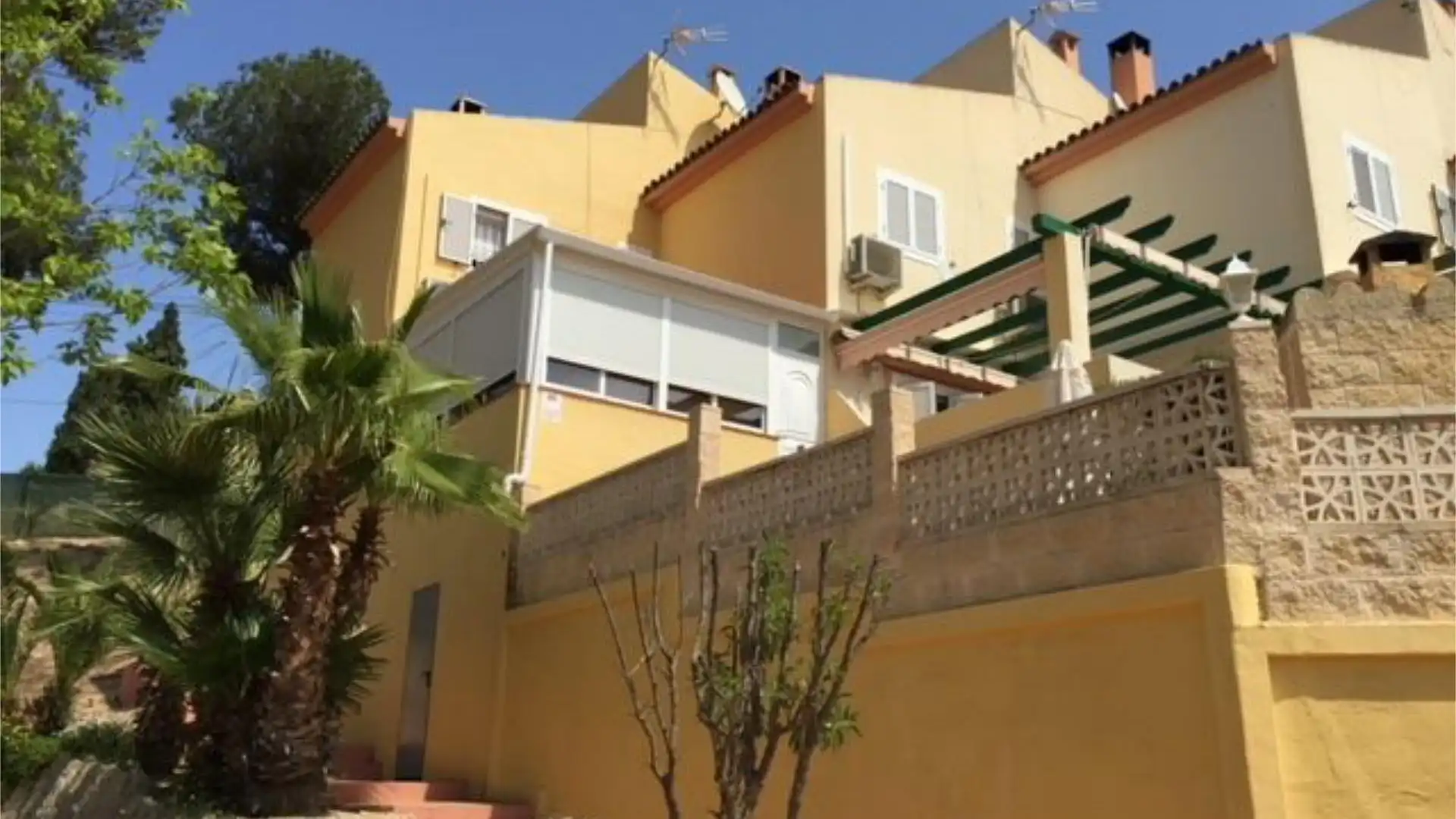 Vista exterior de Casa o chalet en venta en La Nucia con Aire acondicionado, Piscina y Balcón