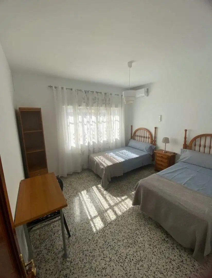 Casa adosada de lloguer a Plaza Juan Merinas Cuestas, 6, Almodóvar del Río Dormitori de Casa adosada de lloguer en Almodóvar del Río amb Aire condicionat, Calefacció i Terrassa