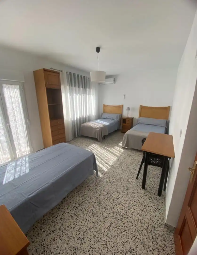 Casa adosada de lloguer a Plaza Juan Merinas Cuestas, 6, Almodóvar del Río Dormitori de Casa adosada de lloguer en Almodóvar del Río amb Aire condicionat, Calefacció i Terrassa