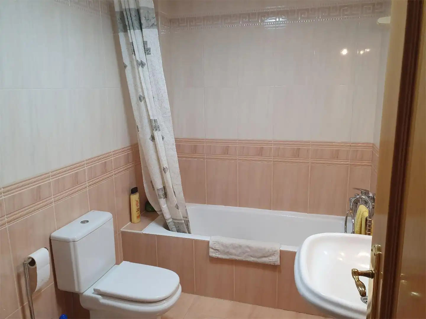 Room in Calle Cantero Juan de Mondragón, 3, Hervencias Bathroom of Flat for share in Ávila with Heating, Private garden and Parquet flooring