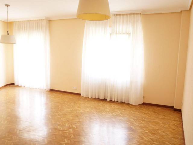 Piso en Alquiler en Avenida de la Reina Victoria, 21 en Vallehermoso