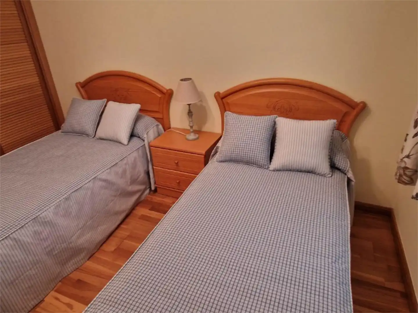 Schlafzimmer von Wohnung zum Verkauf in Cedeira mit Heizung, Parkett und Möbliert