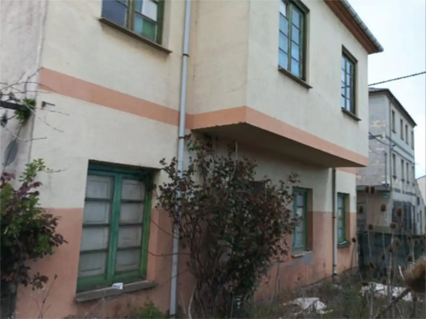 Casa adosada en venta en Travesia Real, 3, Compostilla - Columbrianos Vista exterior de Casa adosada en venta en Ponferrada con Jardín privado