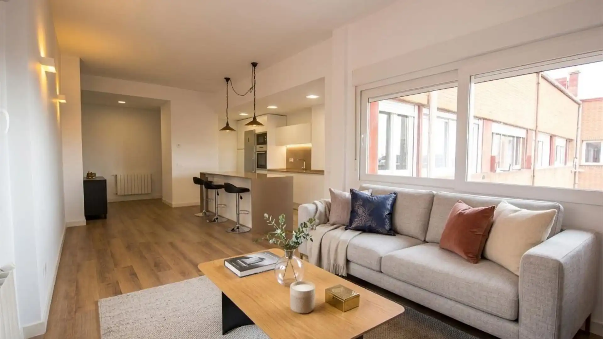 Living room of Flat for rent in  Madrid Capital  with Air Conditioner, Heating and Parquet flooring