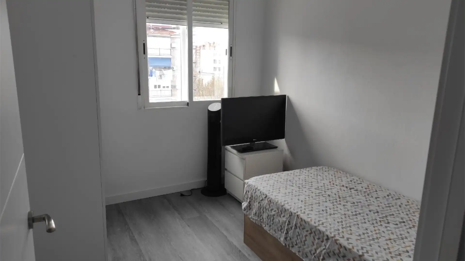 Room in Calle de Miguel de Unamuno, 25, Centro Bedroom of Flat for share in Fuenlabrada with Terrace and Furnished