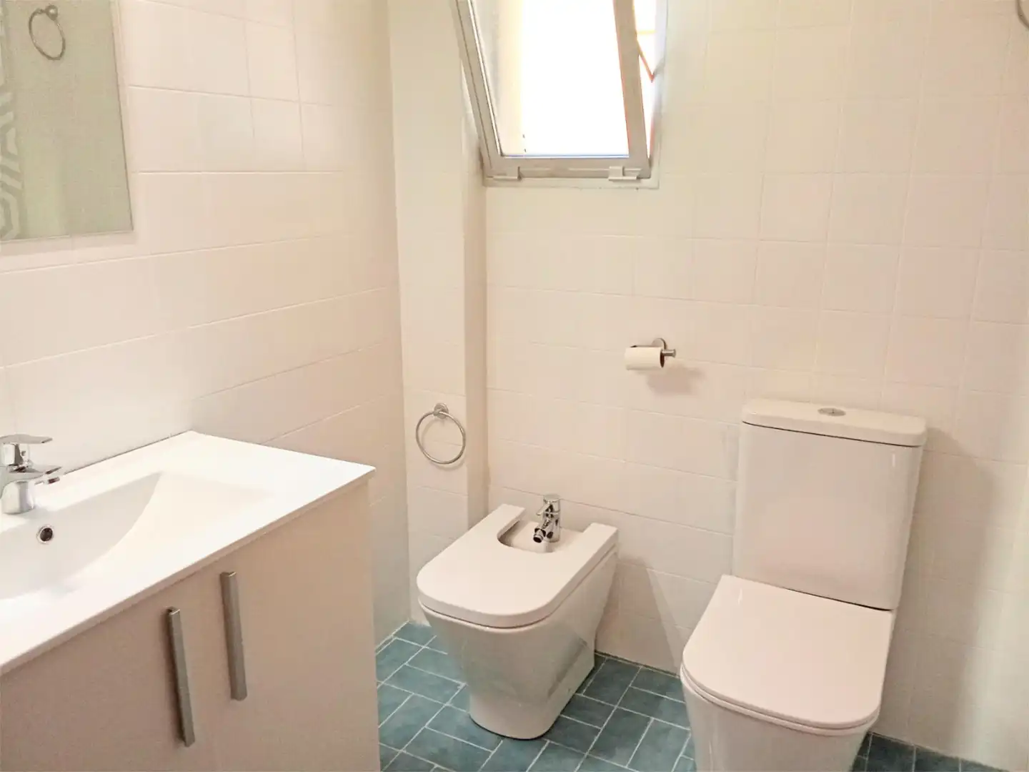Piso en venta en Calle Sierra Almijara, Playa del Rincón Baño de Piso en venta en Rincón de la Victoria con Terraza, Piscina y Amueblado