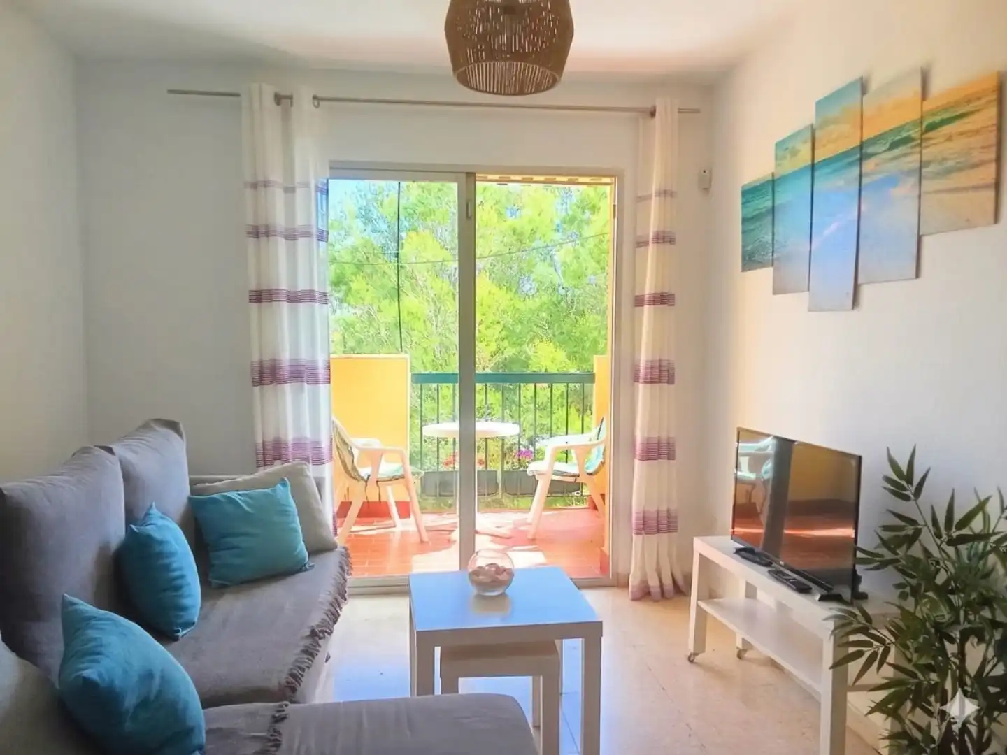Piso en venta en Calle Sierra Almijara, Playa del Rincón Sala de estar de Piso en venta en Rincón de la Victoria con Terraza, Piscina y Amueblado