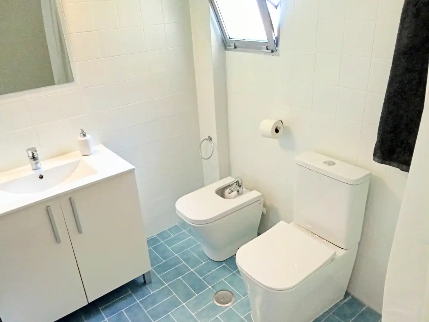 Piso en venta en Calle Sierra Almijara, Playa del Rincón Baño de Piso en venta en Rincón de la Victoria con Terraza, Piscina y Amueblado