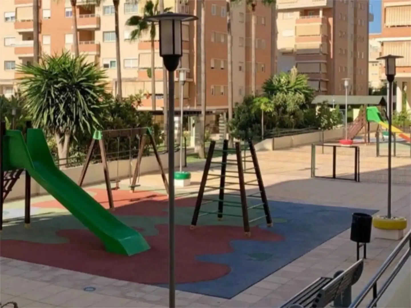 Pis en venda a Avenida del Editor Ángel Caffarena, 29, El Cónsul - Ciudad Universitaria - El Romeral Vista exterior de Pis en venda en Málaga amb Aire condicionat, Jardí privat i Terrassa