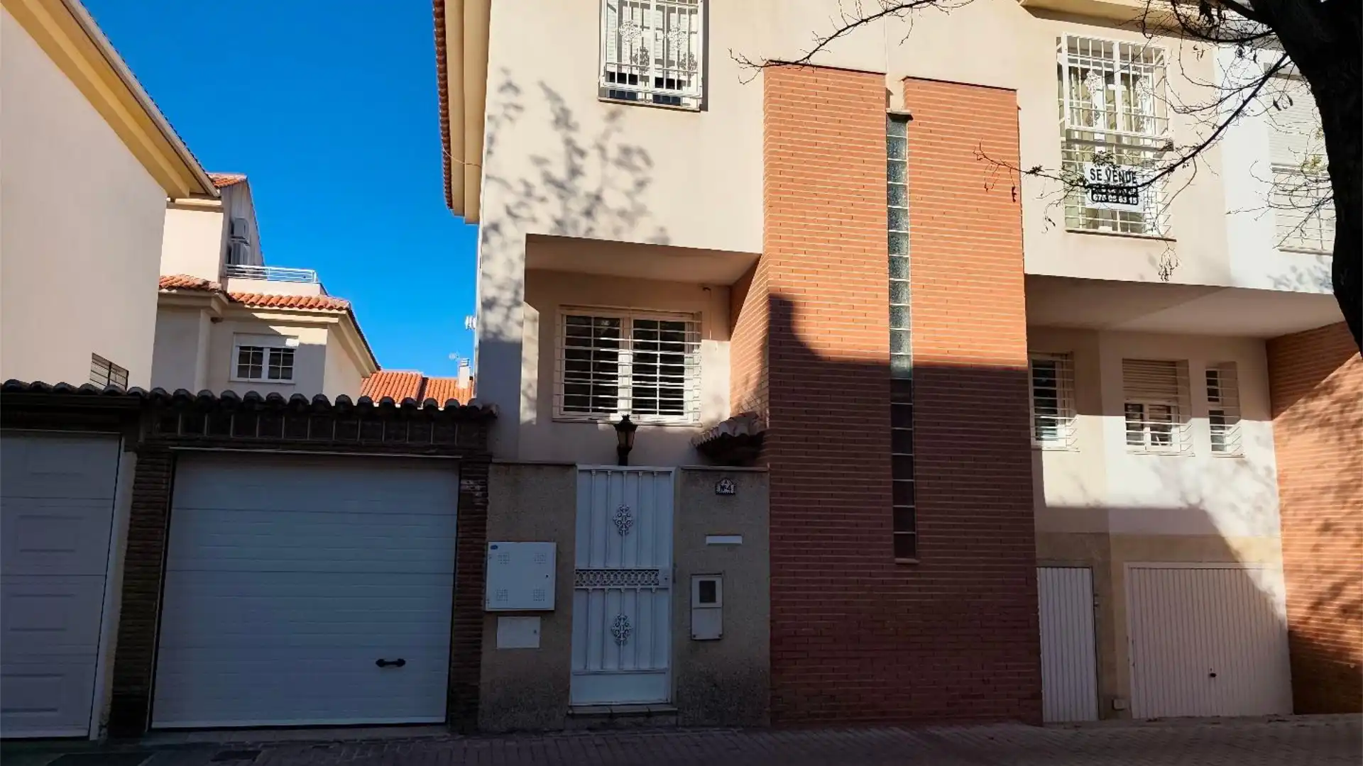 Exterior view of Single-family semi-detached for sale in Armilla  with Air Conditioner, Terrace and Balcony