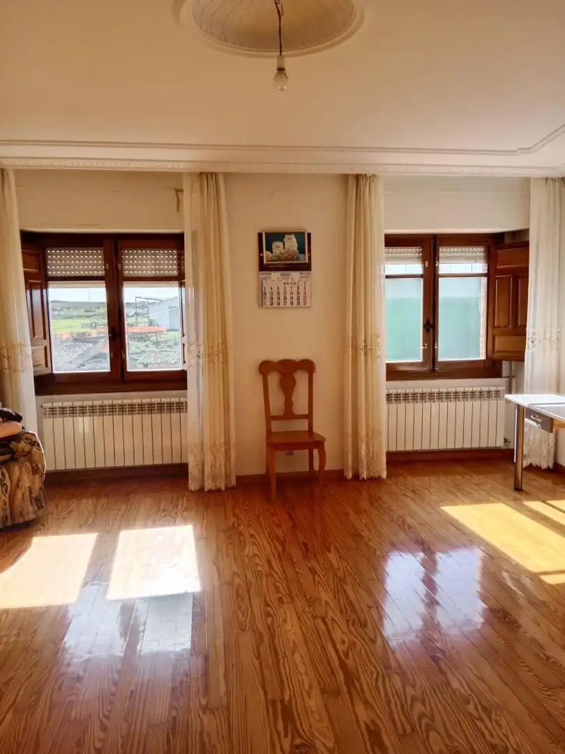 Casa adosada en venta en ZA-L-2326, 11, Villalobos Sala de estar de Casa adosada en venta en Villalobos con Calefacción, Parquet y Trastero