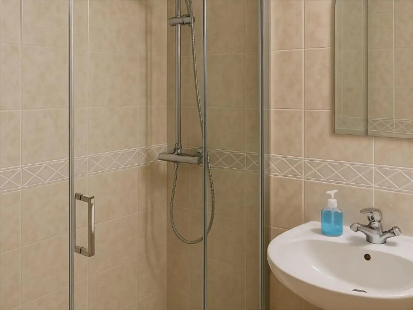 Habitación en Avenida de Zamora, 6, Rincón Bajo Baño de Piso para compartir en Benidorm con Aire acondicionado, Piscina y Amueblado