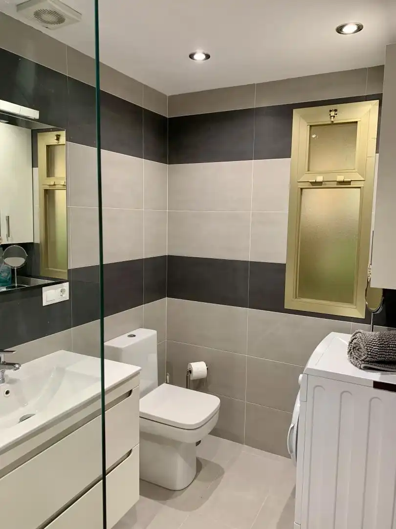 Flat for sale in Urbanizacion Jardines Golondrinas, 18, Romana Playa Bathroom of Flat for sale in Marbella with Air Conditioner, Terrace and Swimming Pool