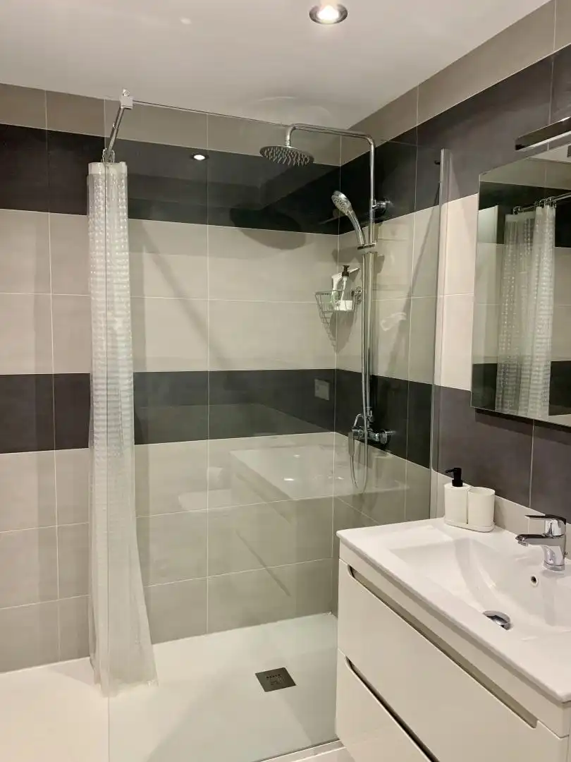 Flat for sale in Urbanizacion Jardines Golondrinas, 18, Romana Playa Bathroom of Flat for sale in Marbella with Air Conditioner, Terrace and Swimming Pool