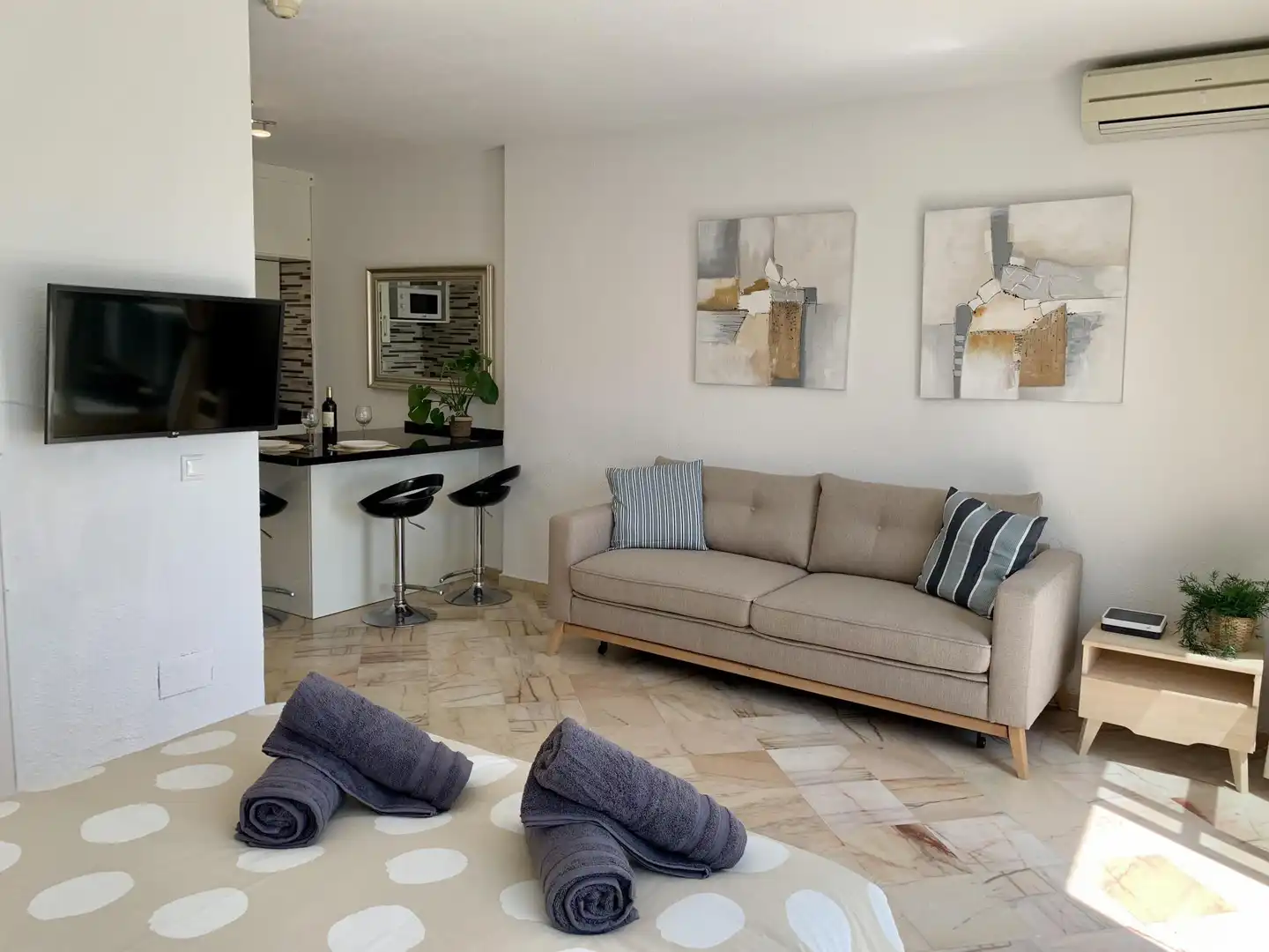 Flat for sale in Urbanizacion Jardines Golondrinas, 18, Romana Playa Living room of Flat for sale in Marbella with Air Conditioner, Terrace and Swimming Pool
