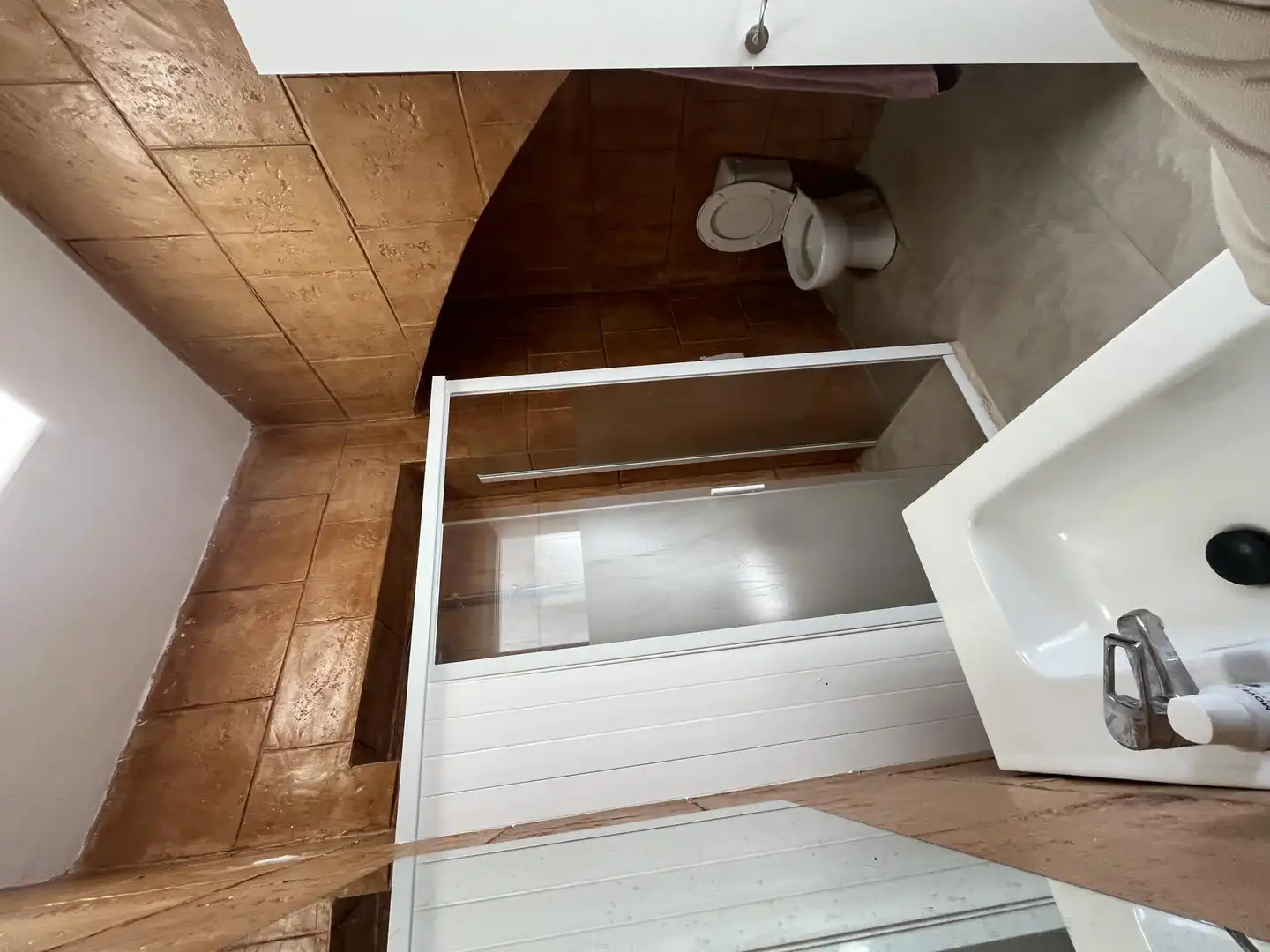 Casa adosada en venta en Calle General Moscardó, Miguel Esteban Baño de Casa adosada en venta en Miguel Esteban con Aire acondicionado, Terraza y Piscina