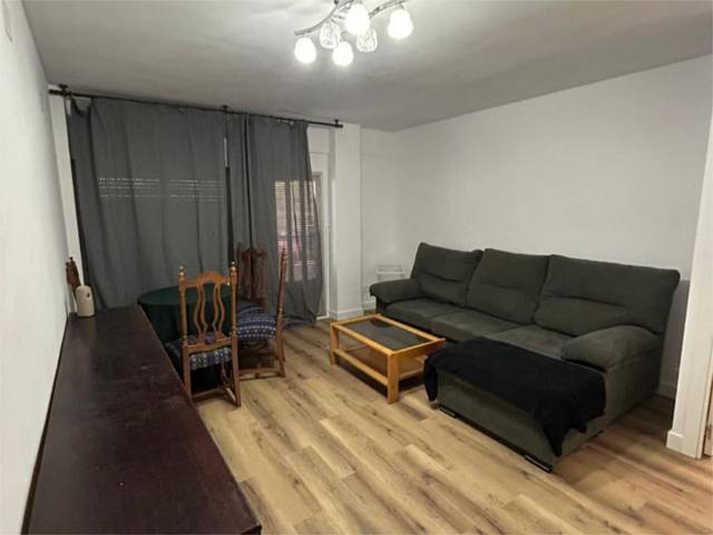 Piso en Alquiler en Calle Álvaro de Luna, 3 en Reyes Católicos - Paseo San Antonio