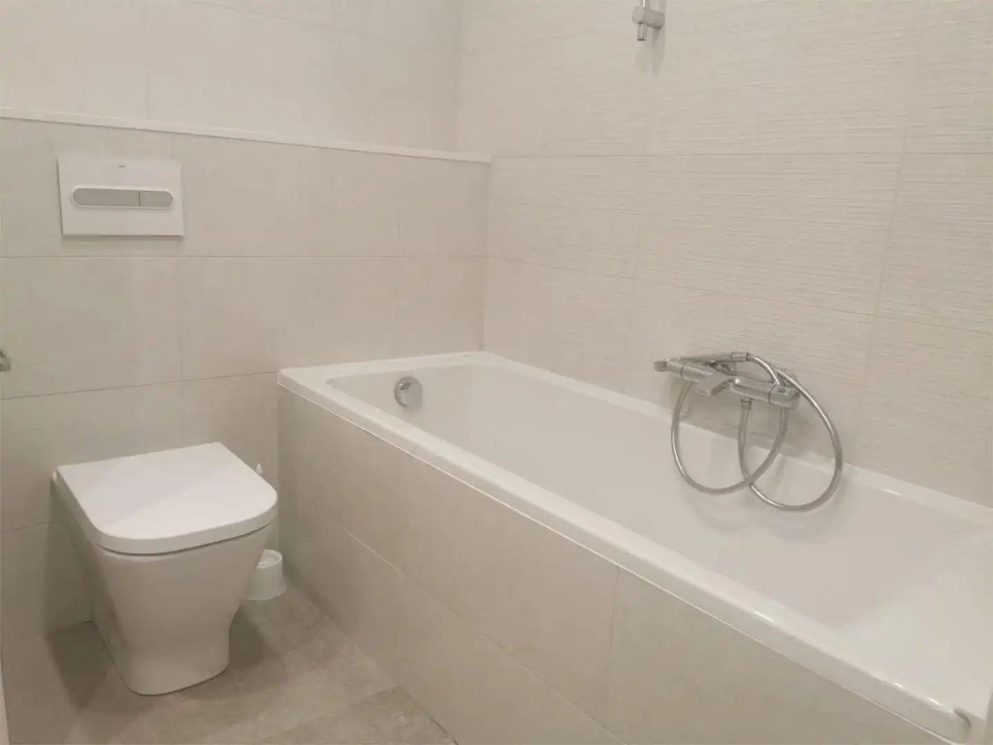 Pis en venda a La Plana Bany de Pis en venda en Esplugues de Llobregat amb Aire condicionat, Calefacció i Parquet