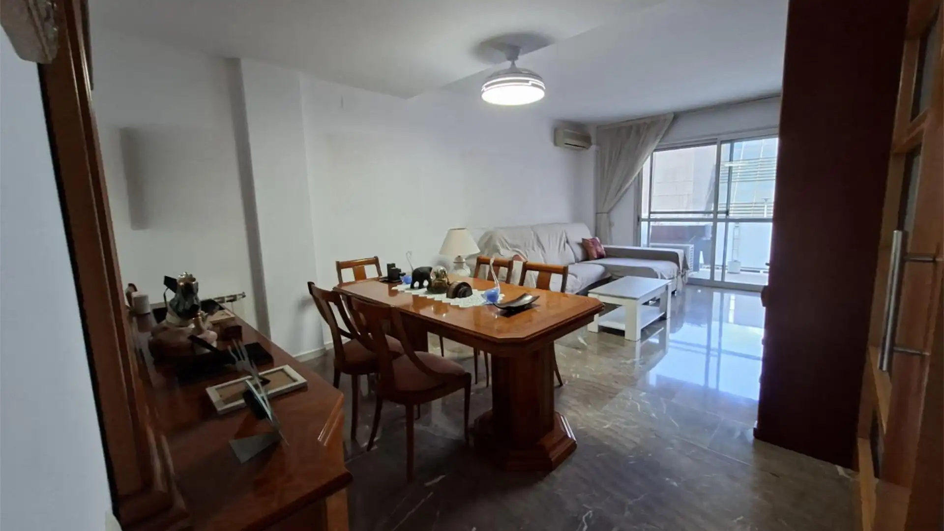 Menjador de Pis en venda en Cornellà de Llobregat amb Aire condicionat i Balcó