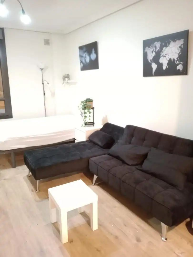 Sala d'estar de Pis en venda en Oviedo  amb Calefacció, Parquet i Traster