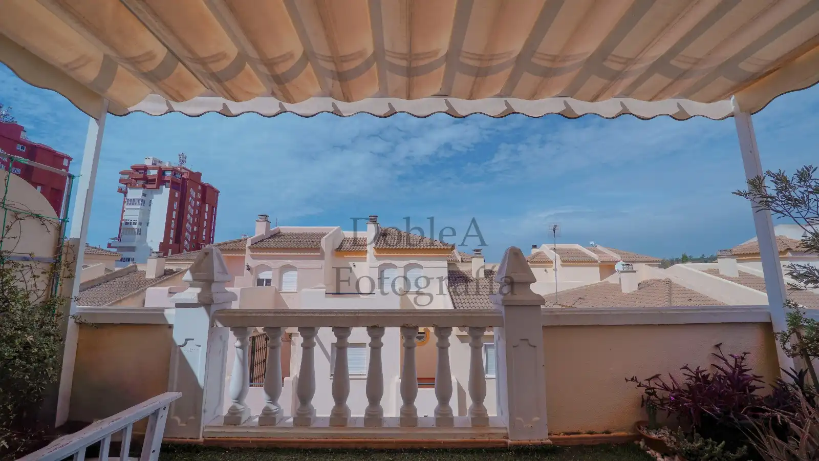Terrasse von Einfamilien-Reihenhaus zum Verkauf in La Antilla mit Privatgarten, Parkett und Terrasse