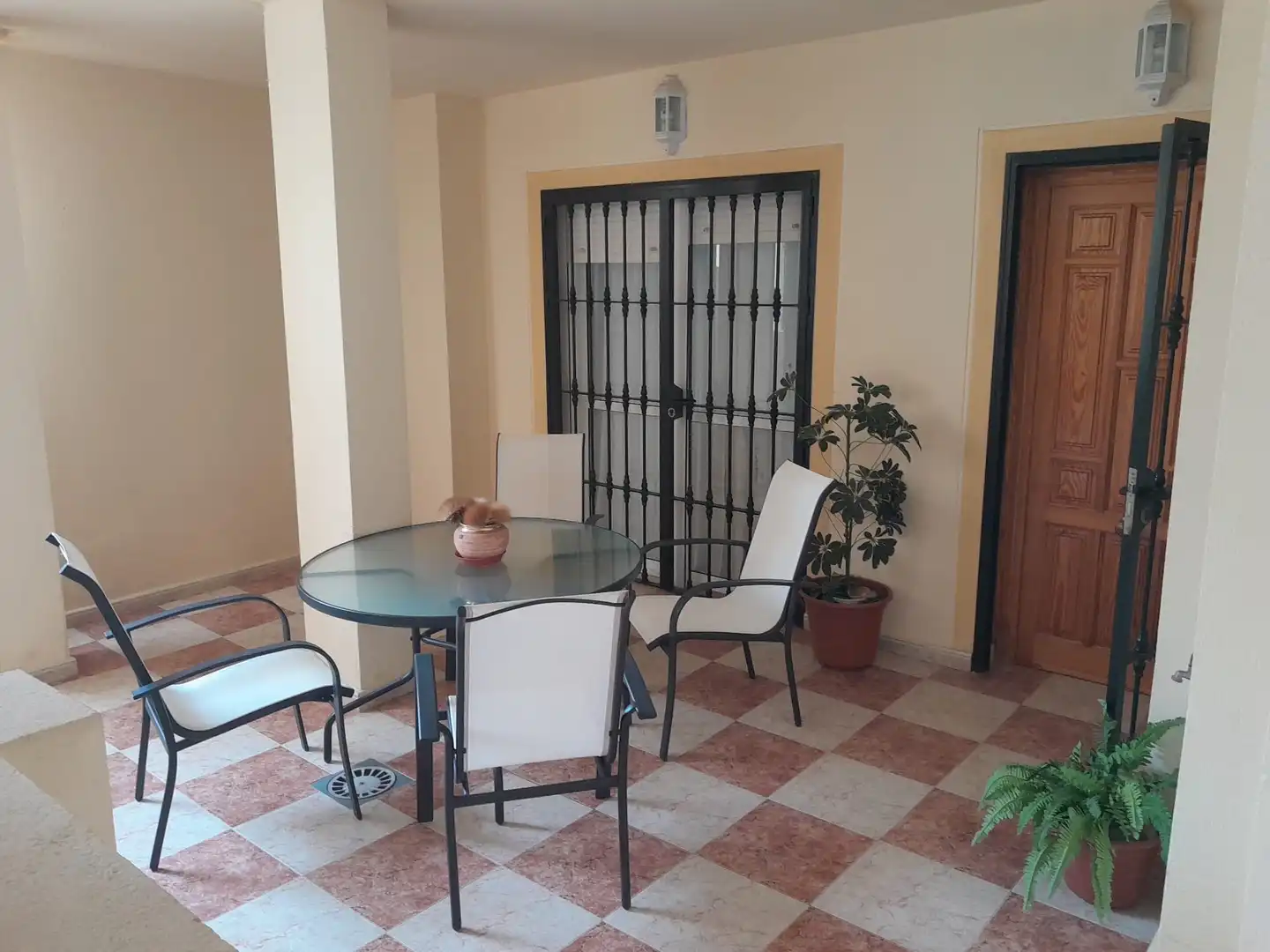 Terrasse von Einfamilien-Reihenhaus zum Verkauf in La Antilla mit Privatgarten, Parkett und Terrasse