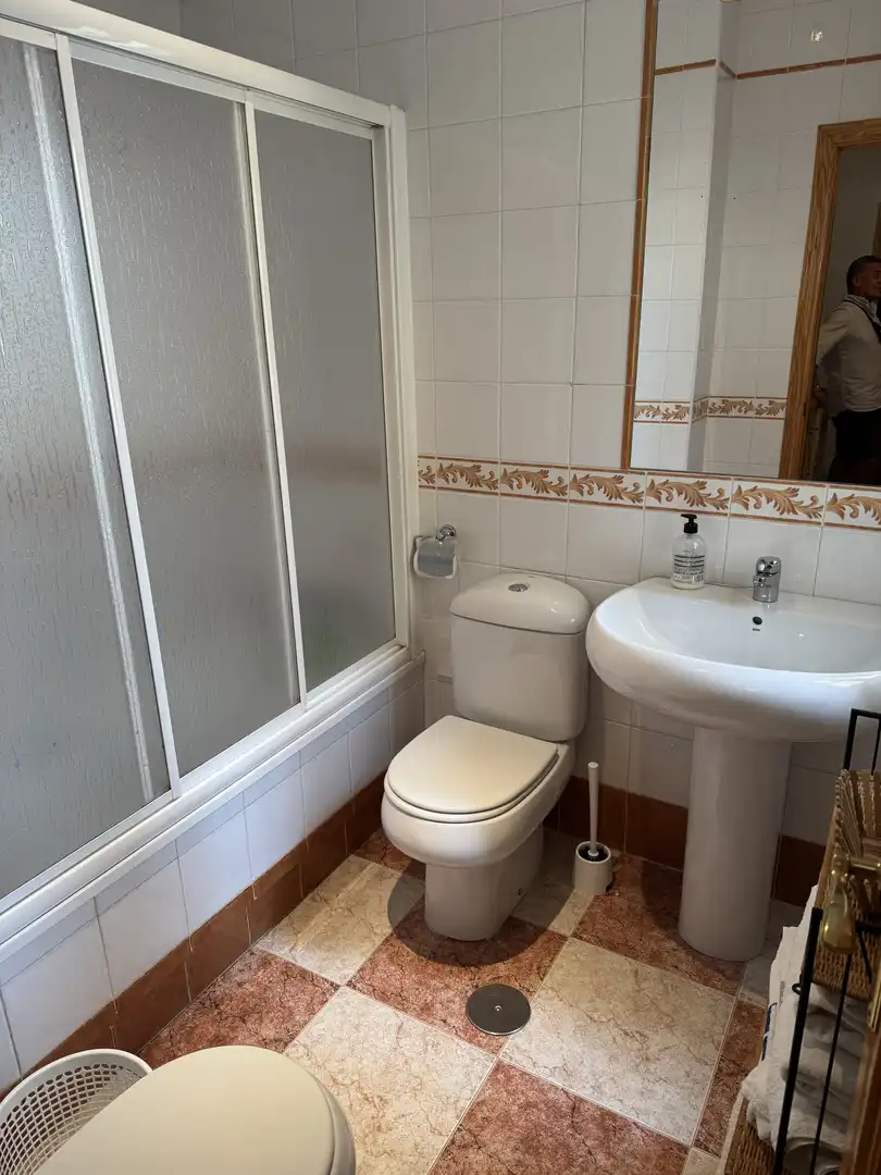 Badezimmer von Einfamilien-Reihenhaus zum Verkauf in La Antilla mit Privatgarten, Parkett und Terrasse