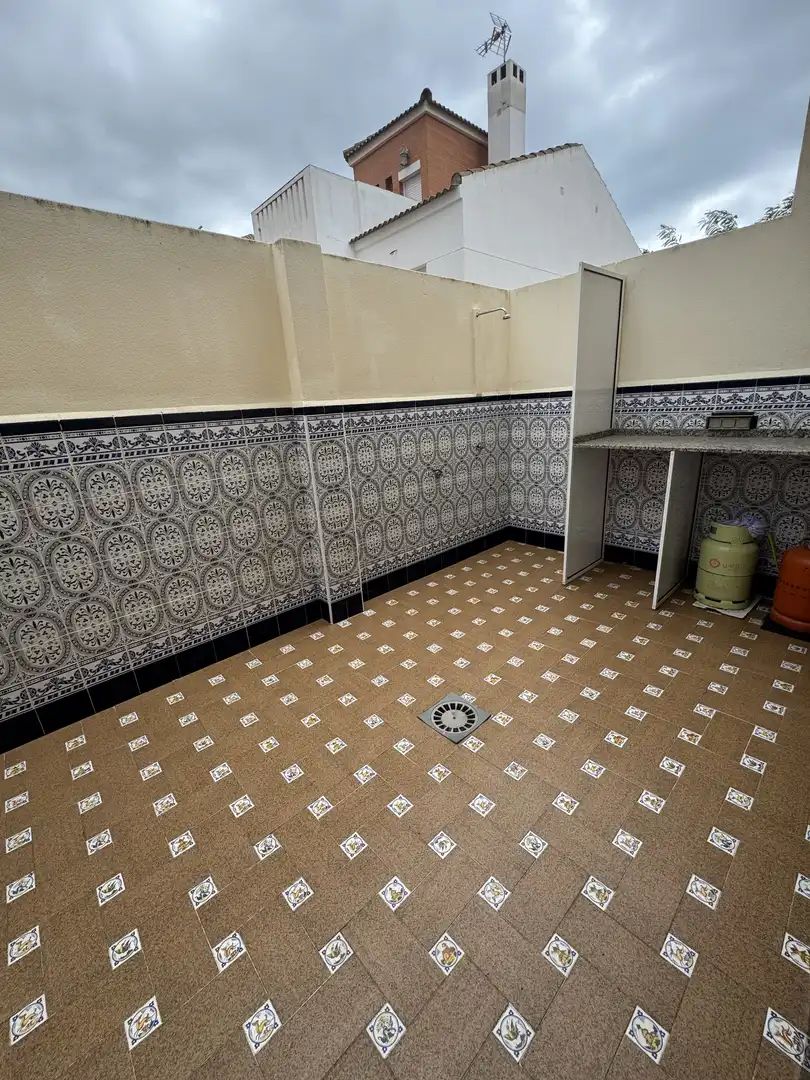 Badezimmer von Einfamilien-Reihenhaus zum Verkauf in La Antilla mit Privatgarten, Parkett und Terrasse