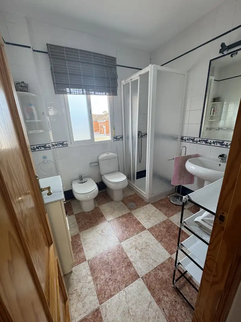 Badezimmer von Einfamilien-Reihenhaus zum Verkauf in La Antilla mit Privatgarten, Parkett und Terrasse