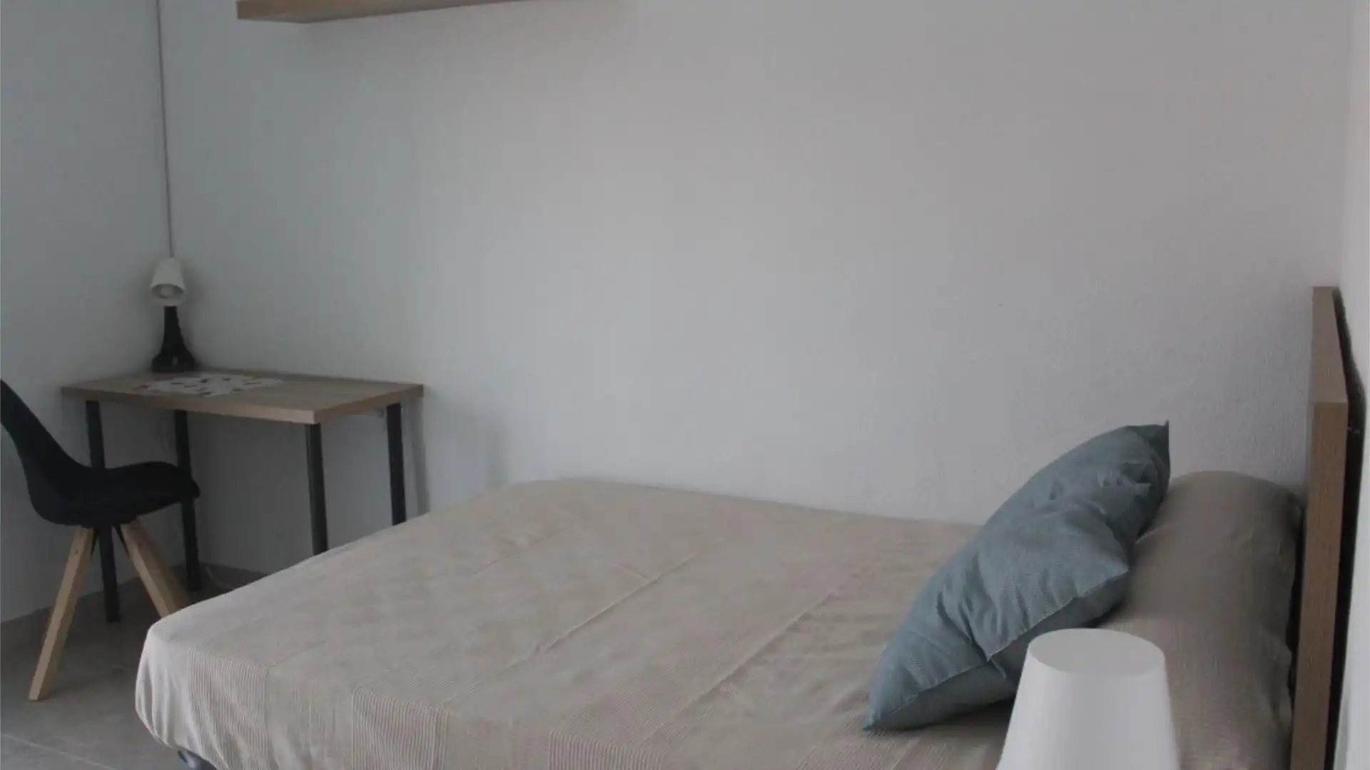 Habitación en Ciudad de Burjasot, 4, Parque Alcosa Habitación de Piso para compartir en Sevilla Capital con Terraza, Trastero y Amueblado