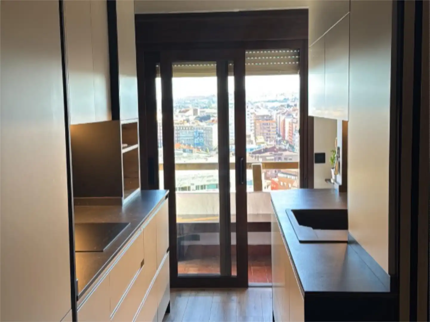 Pis en venda a Avenida Buenavista, 7, Buenavista Cuina de Pis en venda en Oviedo amb Calefacció, Parquet i Terrassa