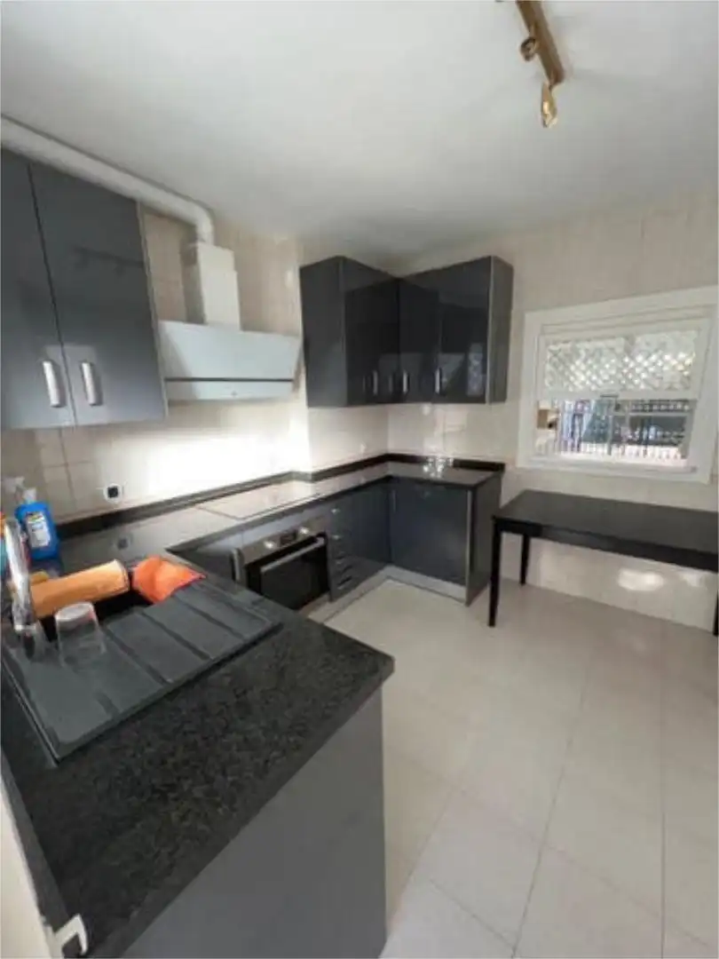 Cocina de Casa adosada de alquiler en Fuengirola con Jardín privado, Terraza y Piscina