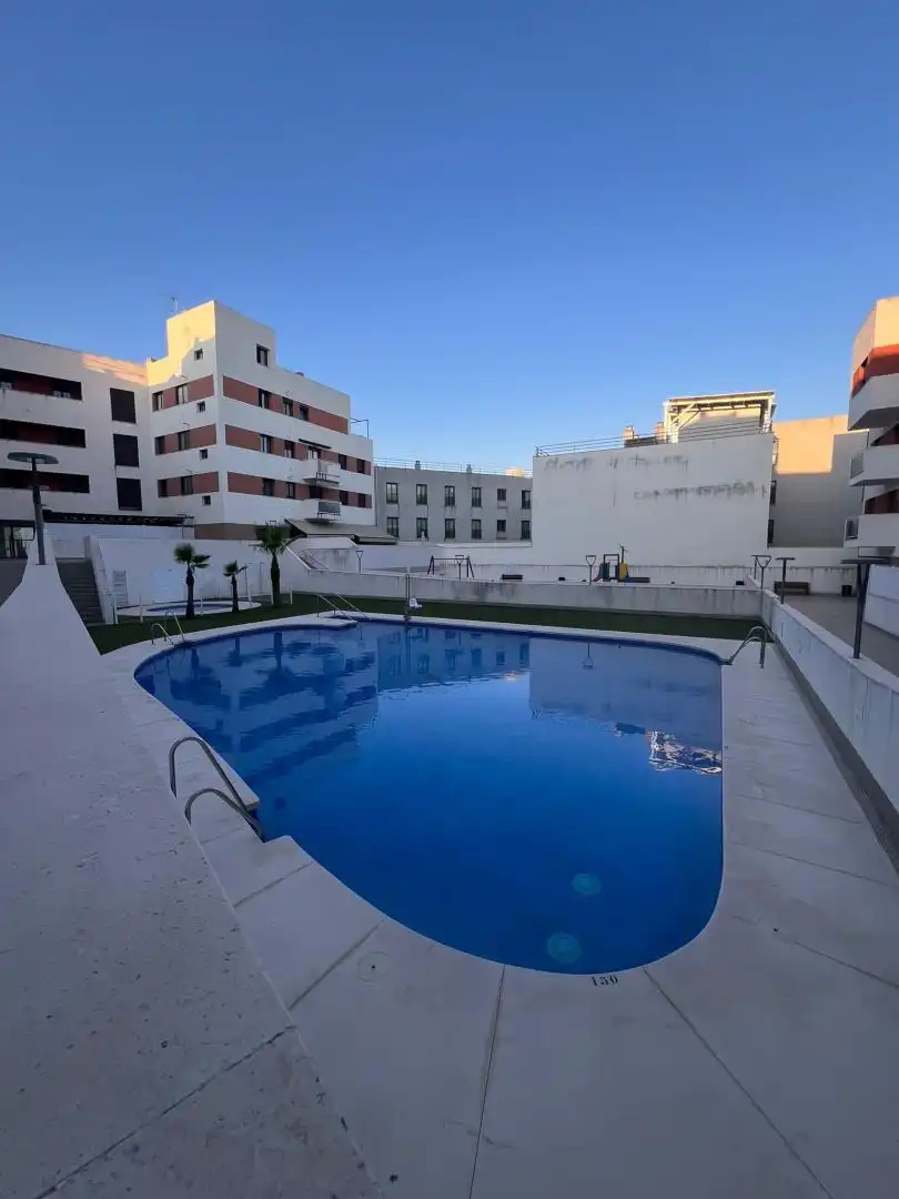 Schwimmbecken von Wohnung zur Miete in Dos Hermanas mit Klimaanlage, Heizung und Parkett