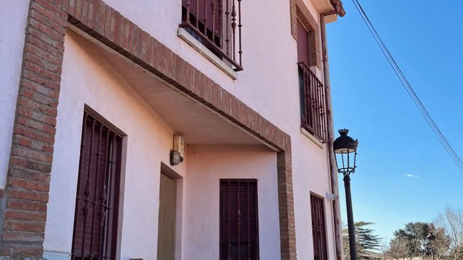 Vista exterior de Casa adosada de alquiler en Miranda de Azán con Terraza y Balcón