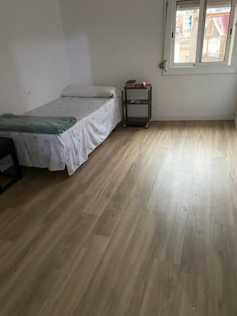 Room in Carrer de Roger de Llúria, 33, El Raval Bedroom of Flat for share in Santa Coloma de Gramenet with Parquet flooring