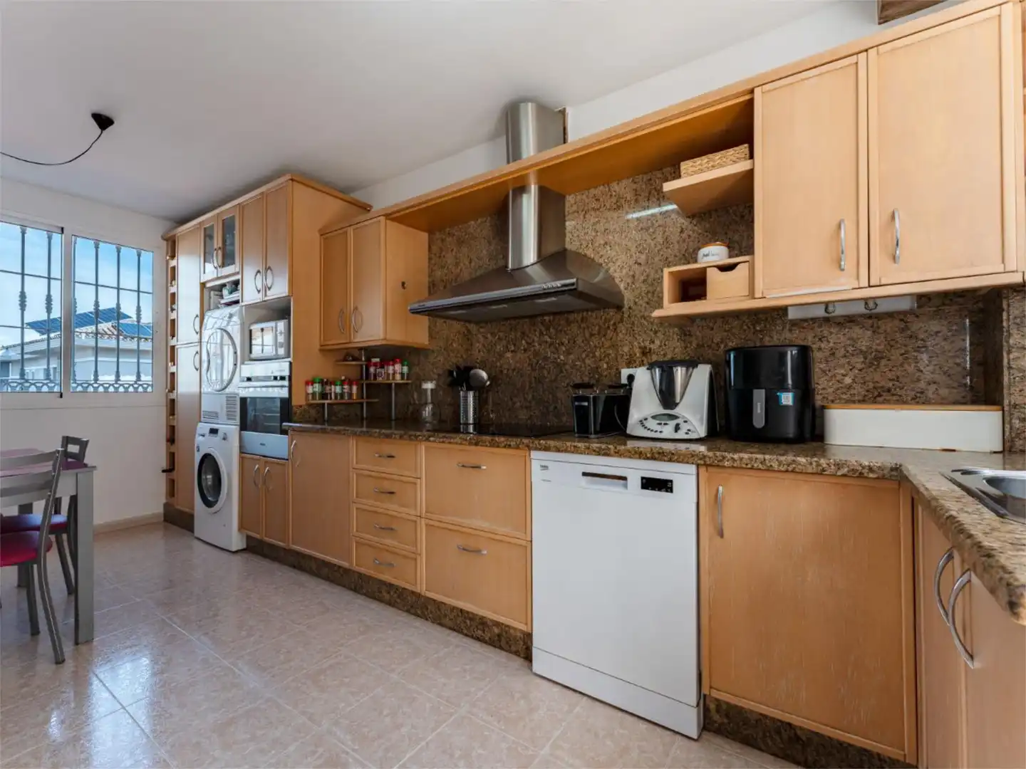 Casa o xalet en venda a Calle María Flors Sirera, 1, Manantiales - Lagar - Cortijo Cuina de Casa o xalet en venda en Alhaurín de la Torre amb Aire condicionat, Jardí privat i Terrassa