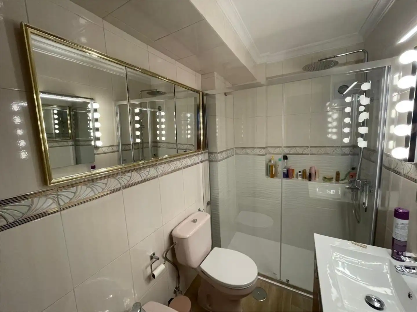 Habitació a Calle Cristóbal de Virués, 1, Alegría de la Huerta- Jardín de Málaga Bany de Apartament per a compartir en Málaga amb Aire condicionat, Calefacció i Terrassa