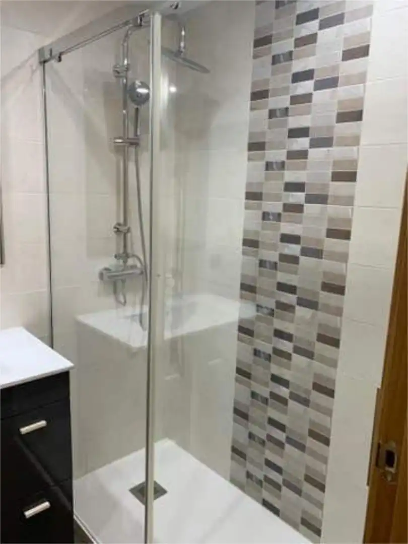 Piso en venta en Valdeastillas - Fuentezuelas Baño de Piso en venta en Jaén Capital con Terraza y Piscina