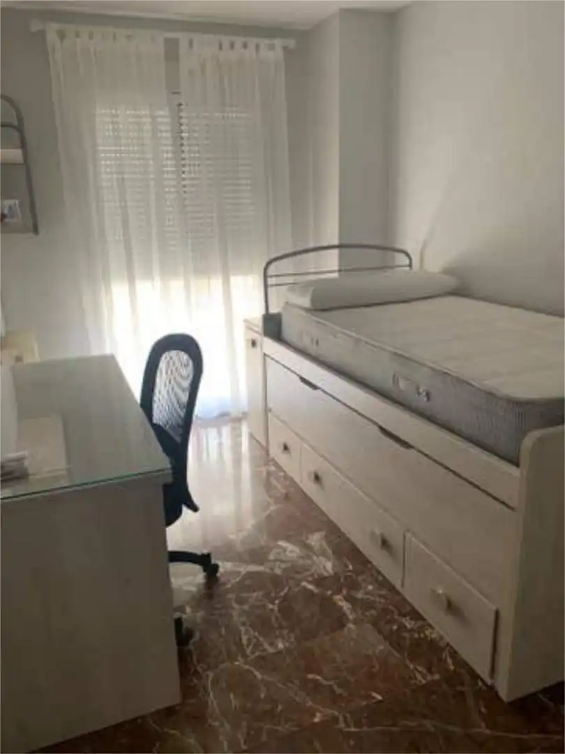 Piso en venta en Valdeastillas - Fuentezuelas Habitación de Piso en venta en Jaén Capital con Terraza y Piscina