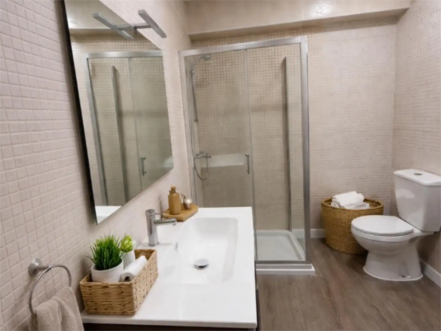 Room in Calle Palacio Valdés, 8, Centro Bathroom of Flat for share in Avilés with Heating, Parquet flooring and Furnished