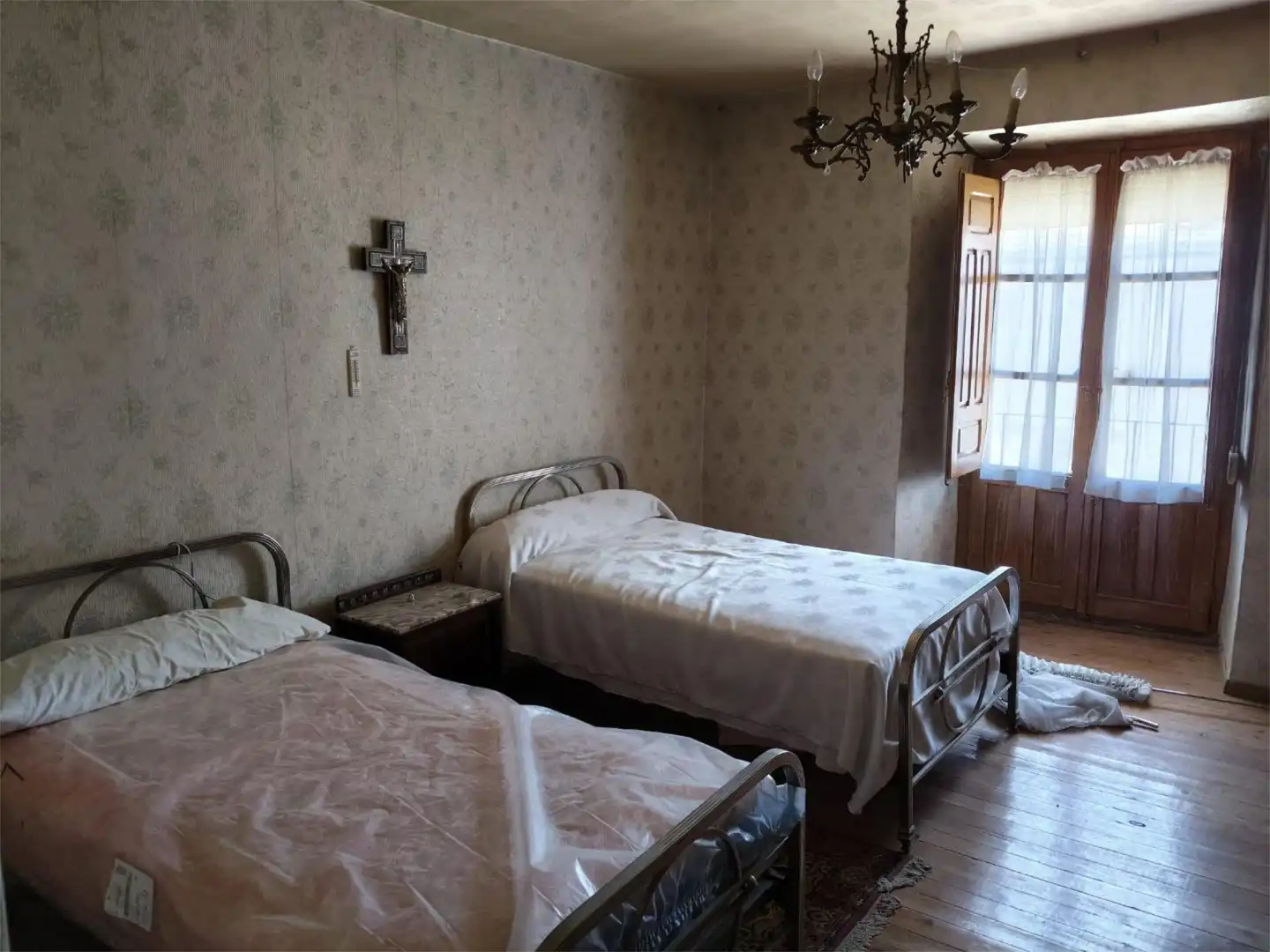 Pis en venda a Calle de la Hermandad, 2, Villamañán Dormitori de Pis en venda en Villamañán amb Calefacció, Jardí privat i Parquet