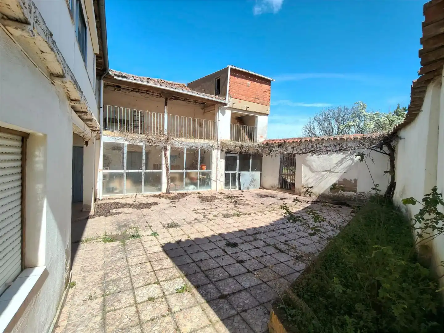 Pis en venda a Calle de la Hermandad, 2, Villamañán Vista exterior de Pis en venda en Villamañán amb Calefacció, Jardí privat i Parquet