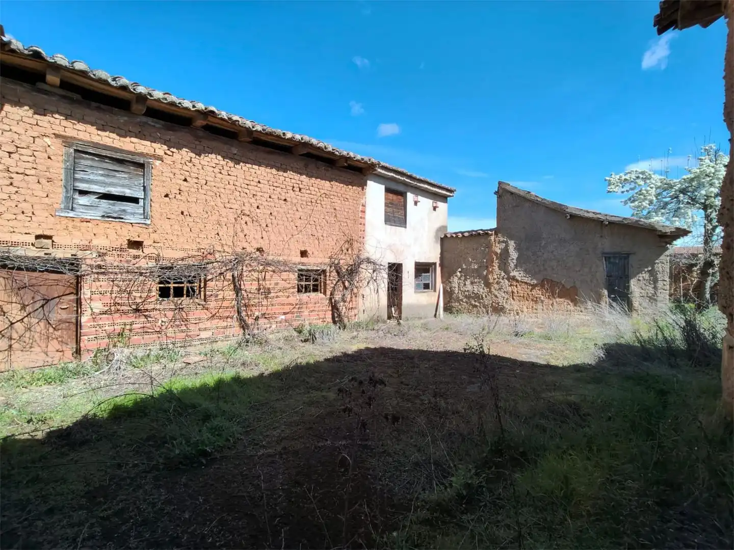 Pis en venda a Calle de la Hermandad, 2, Villamañán Vista exterior de Pis en venda en Villamañán amb Calefacció, Jardí privat i Parquet