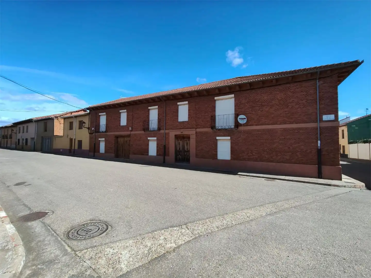 Pis en venda a Calle de la Hermandad, 2, Villamañán Vista exterior de Pis en venda en Villamañán amb Calefacció, Jardí privat i Parquet
