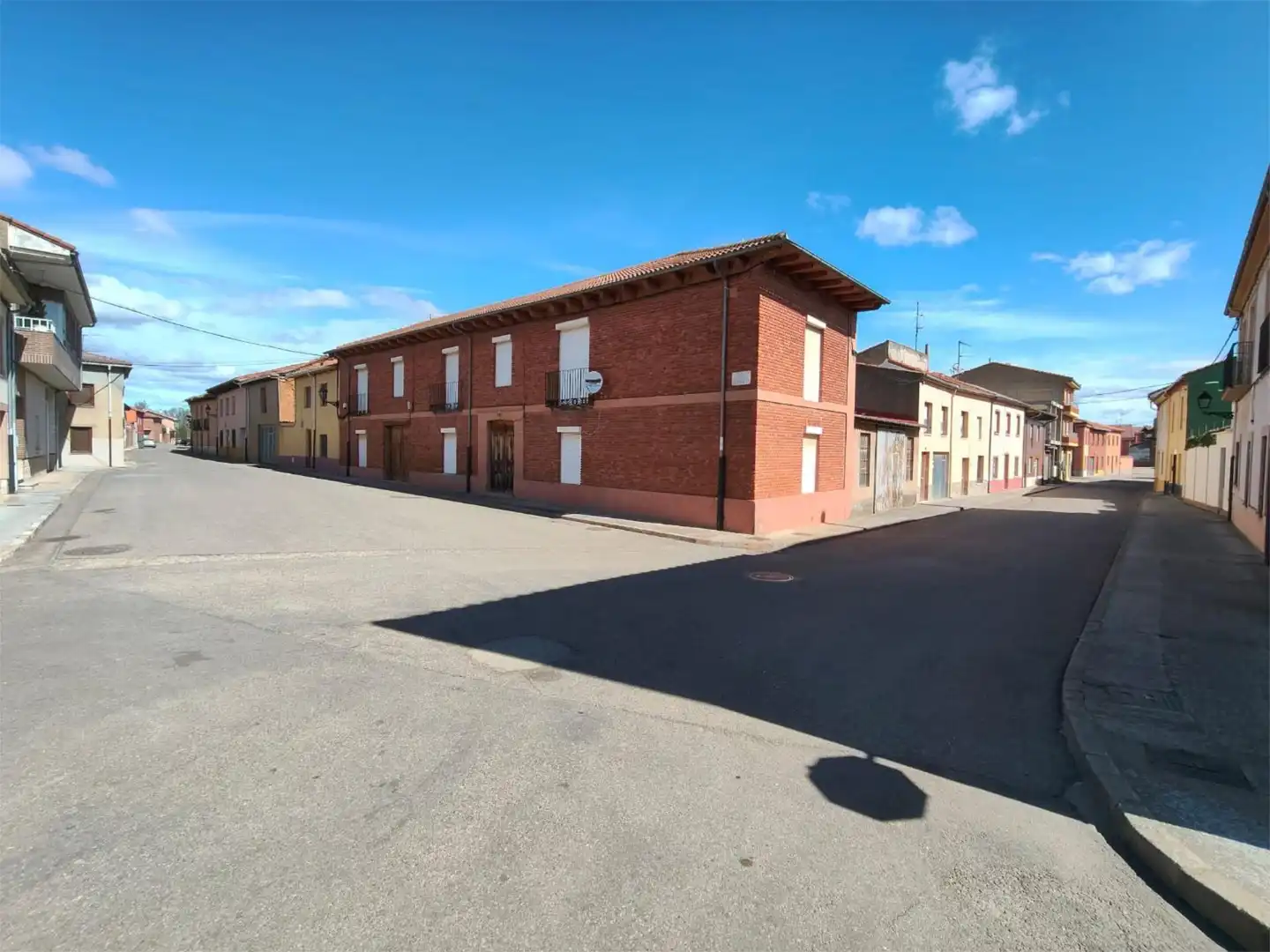 Pis en venda a Calle de la Hermandad, 2, Villamañán Vista exterior de Pis en venda en Villamañán amb Calefacció, Jardí privat i Parquet