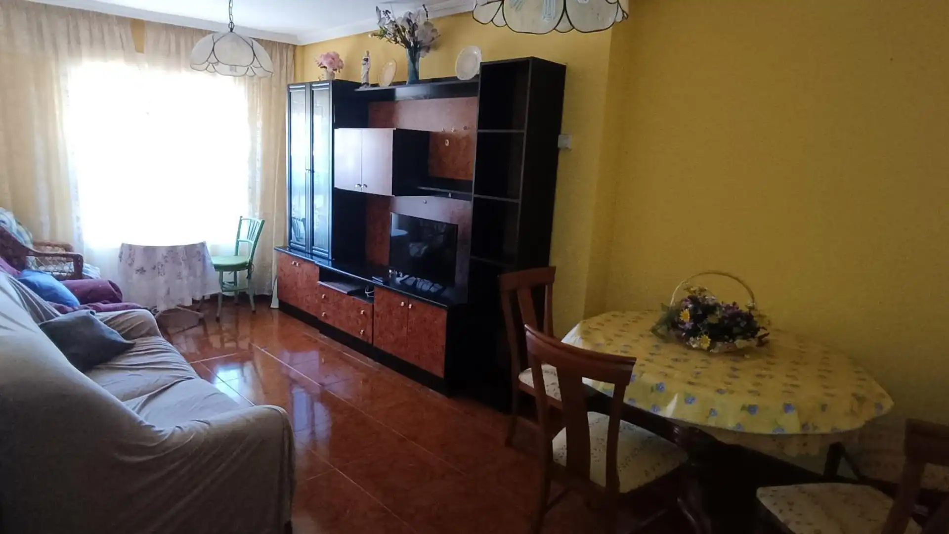 Sala d'estar de Pis de lloguer en La Robla  amb Calefacció, Parquet i Moblat